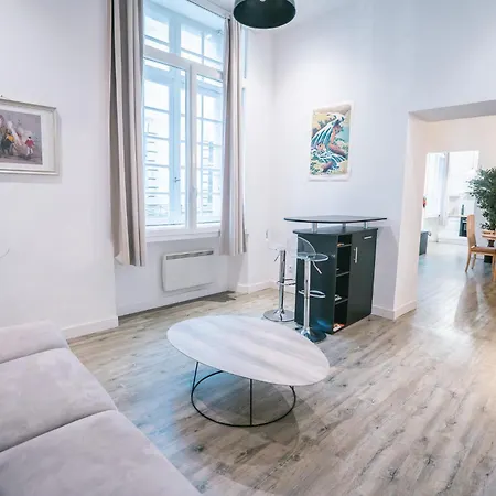Spacieux & Confortable Au Coeur Du Centre-ville-aq Apartamento