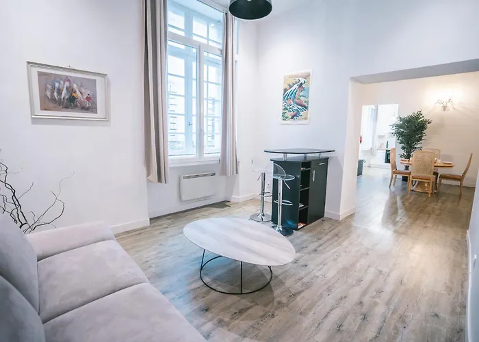 Spacieux & Confortable Au Coeur Du Centre-ville-aq Apartment